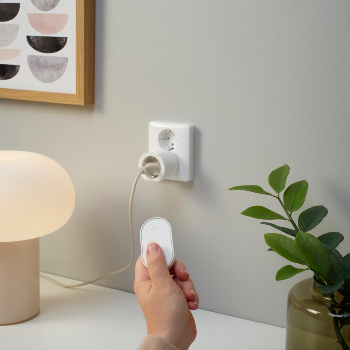 IKEA Unveils 21 New Smart Home Products Compatible with Matter 11 en hand haller i en fjaerrkontroll fjaerrkontrollen riktas m bbdab984b7d38dc563843ecaec85a982 IKEA Unveils 21 New Smart Home Products Compatible with Matter