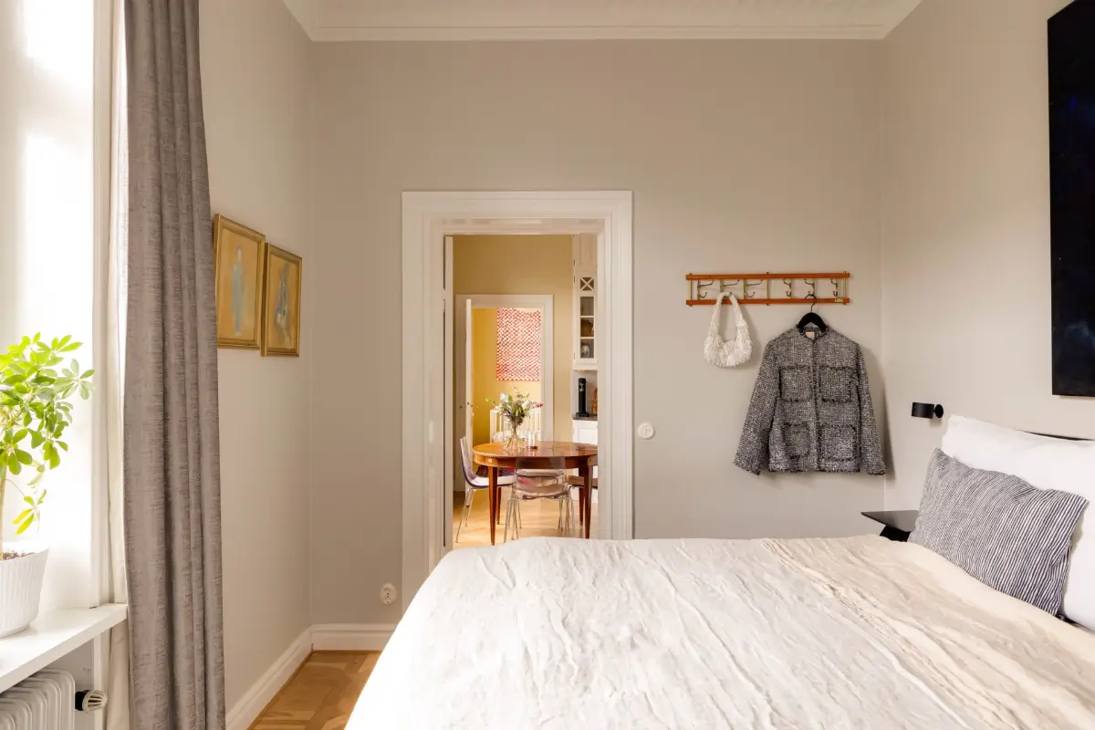 Classic Elements and Modern Comforts in an Elegant Apartment 7 light gray bedroom parquet floor