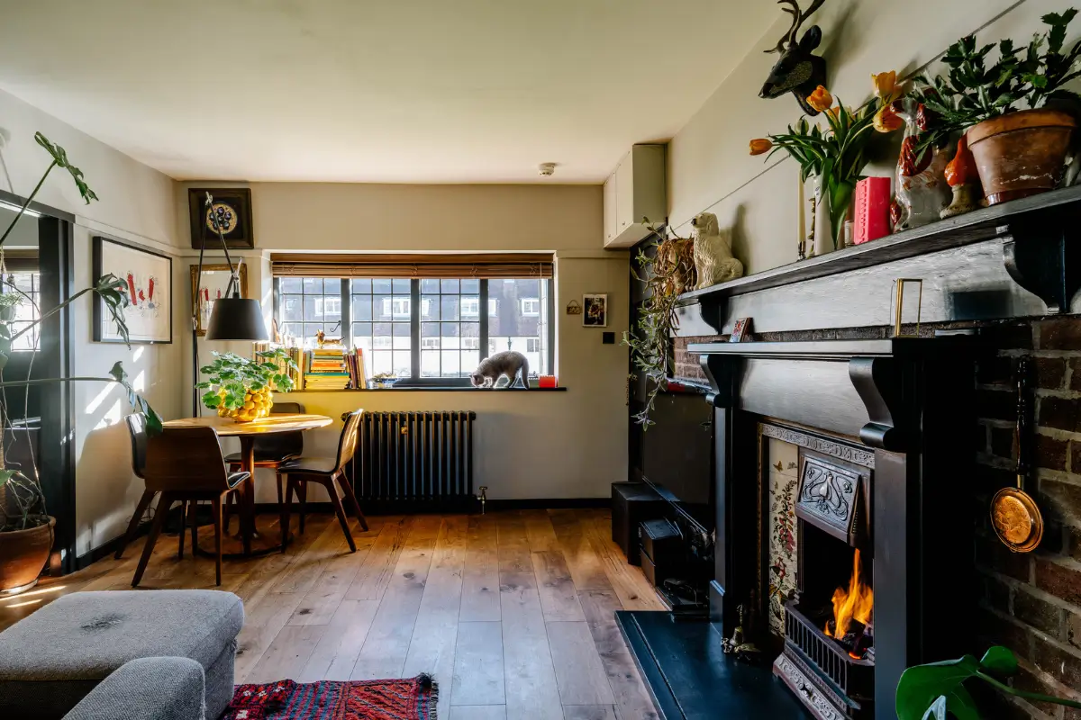 Moody Tones and Exposed Brick in an Edwardian Arts and Crafts Building 2 moody-color-scheme-one-bedroom-apartment-arts-and-crafts-building-london-nordroom18