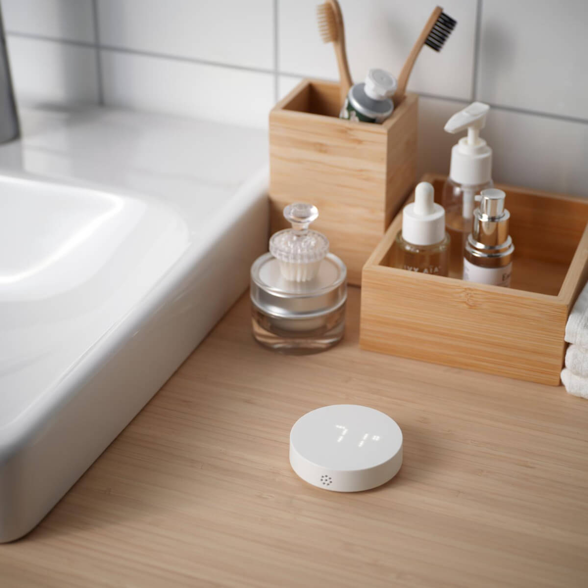 IKEA Unveils 21 New Smart Home Products Compatible with Matter 7 pa-en-badrumsbaenk-ligger-en-vit-rund-sensor-876bee25512af1abb7120173143bd909