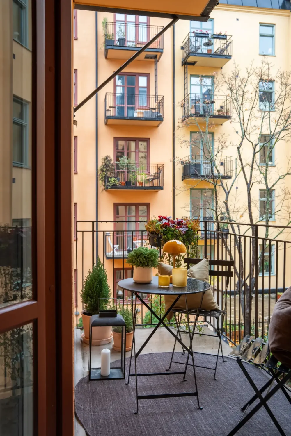 Period Details Meet Contemporary Materials in a Stylish Stockholm Apartment 22 period-details-meets-modern-materials-stockholm-apartment-nordroom12