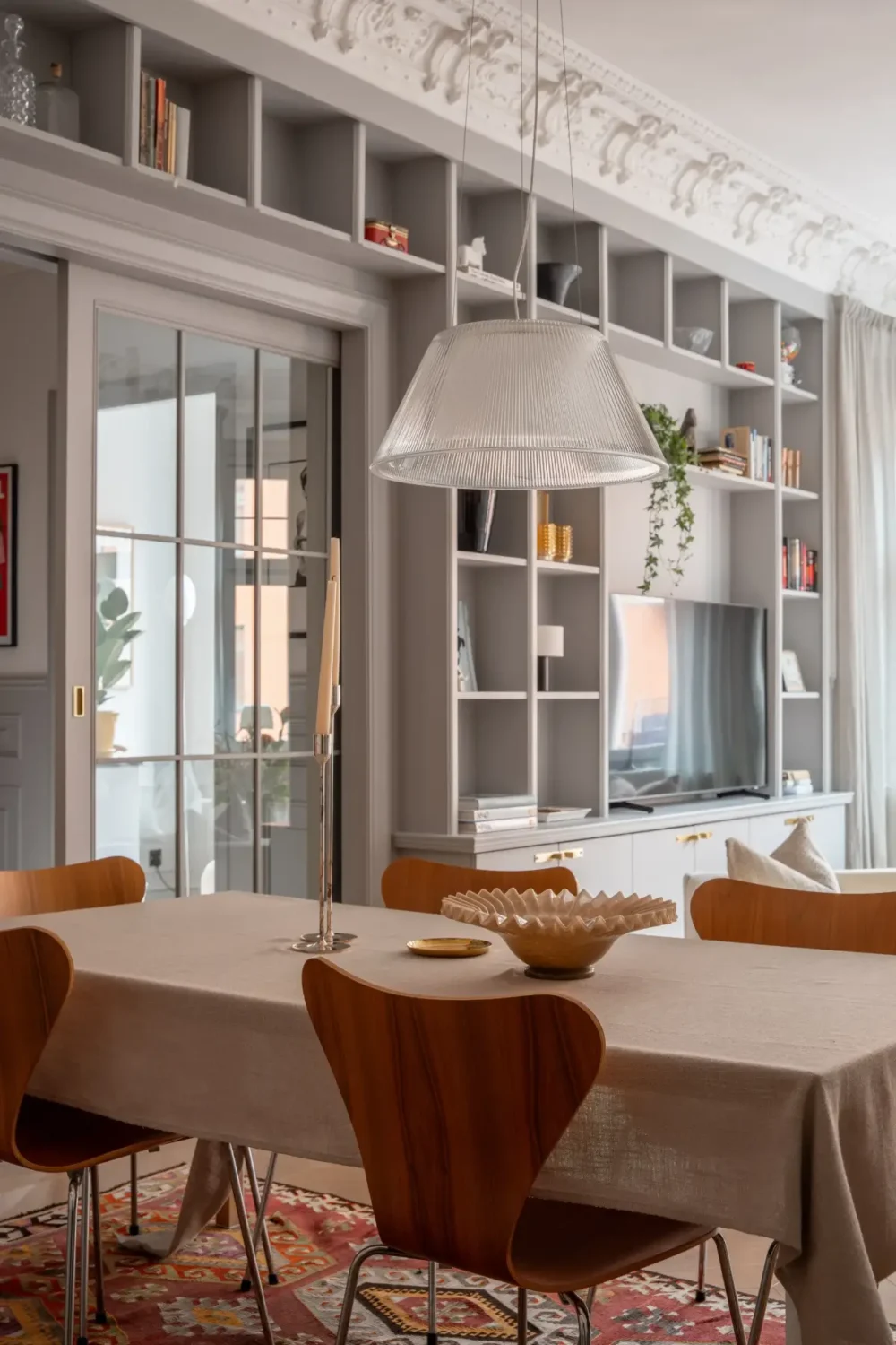 Period Details Meet Contemporary Materials in a Stylish Stockholm Apartment 7 v