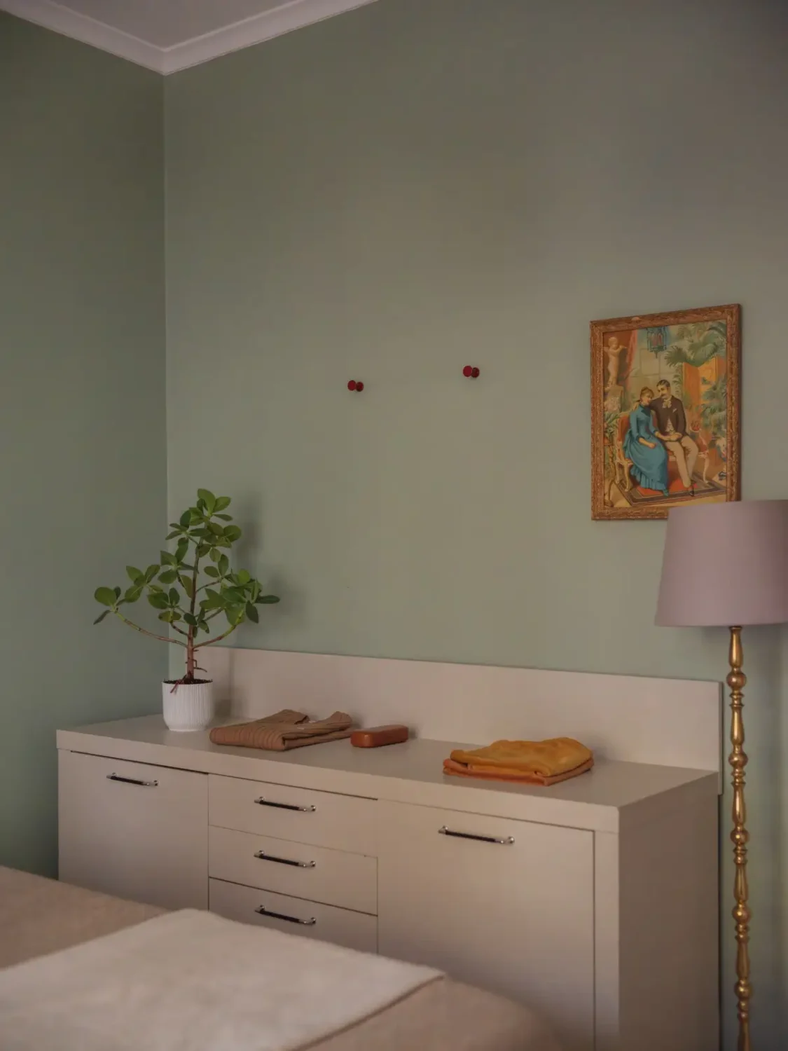 A Charming Color Palette in an Early 20th Century Apartment 25 soft-muted-colors-1910-stockholm-apartment-nordroom12