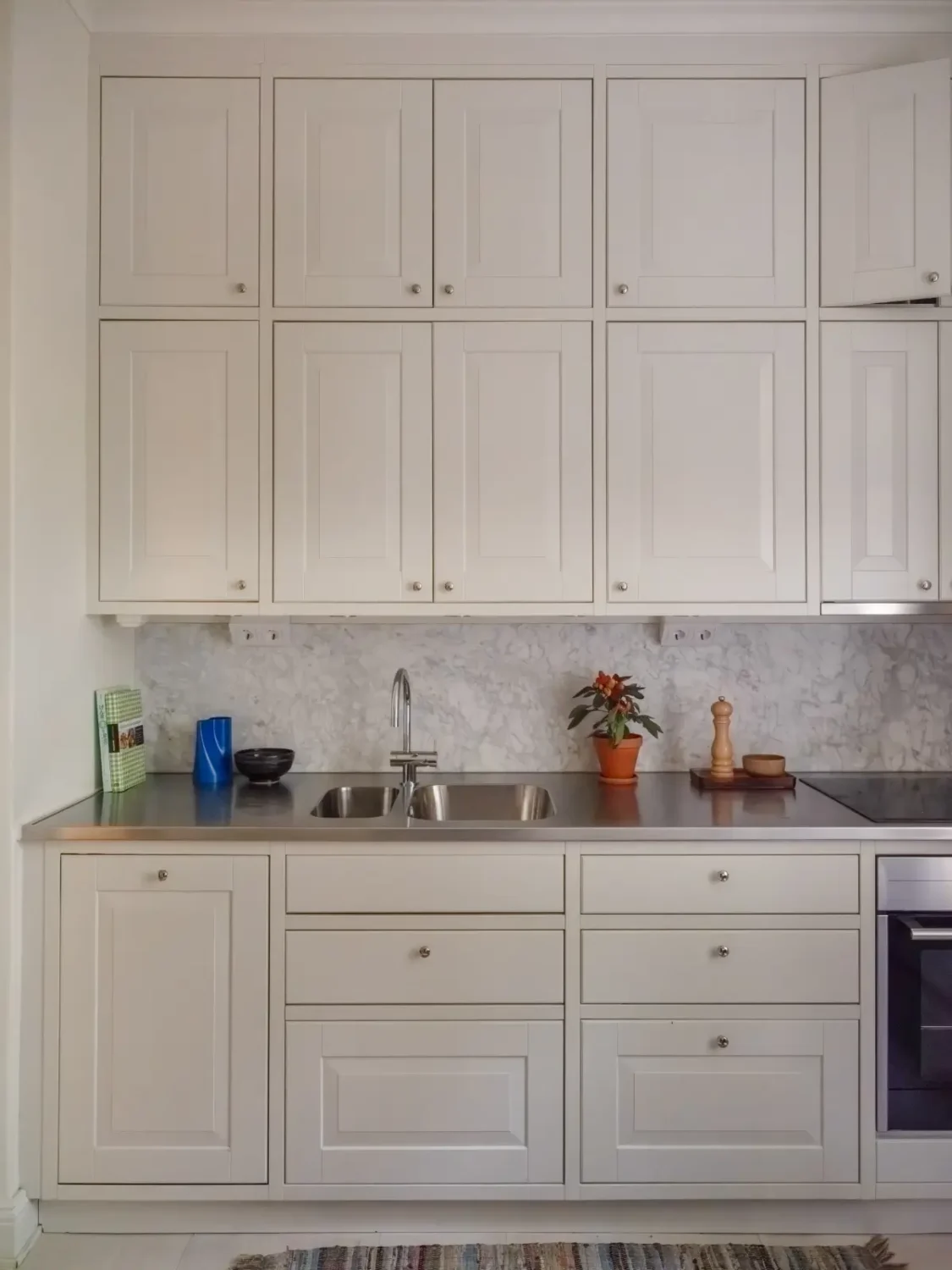 A Charming Color Palette in an Early 20th Century Apartment 15 soft-muted-colors-1910-stockholm-apartment-nordroom7