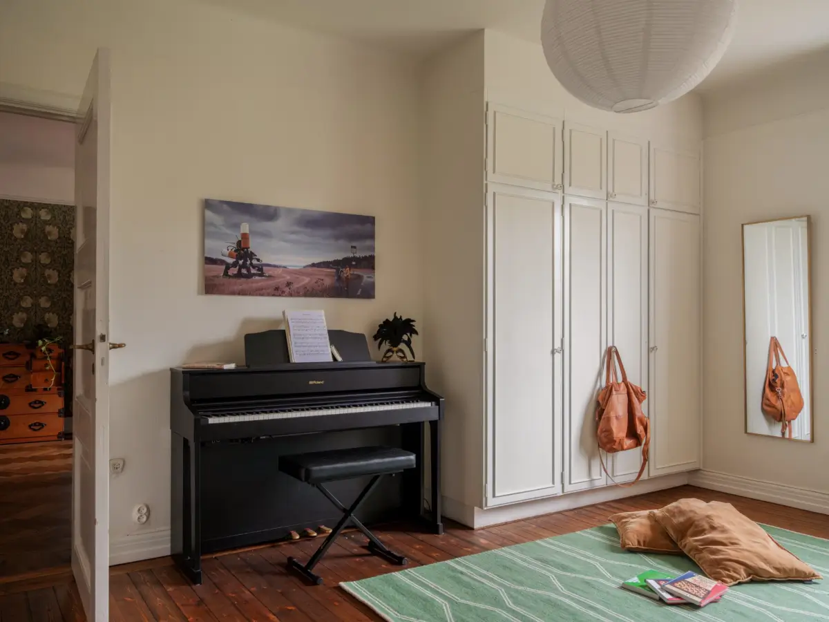 A Spacious Four-Bedroom Family Apartment in Stockholm 24 spacious-1920s-family-apartment-stockholm-nordroom13