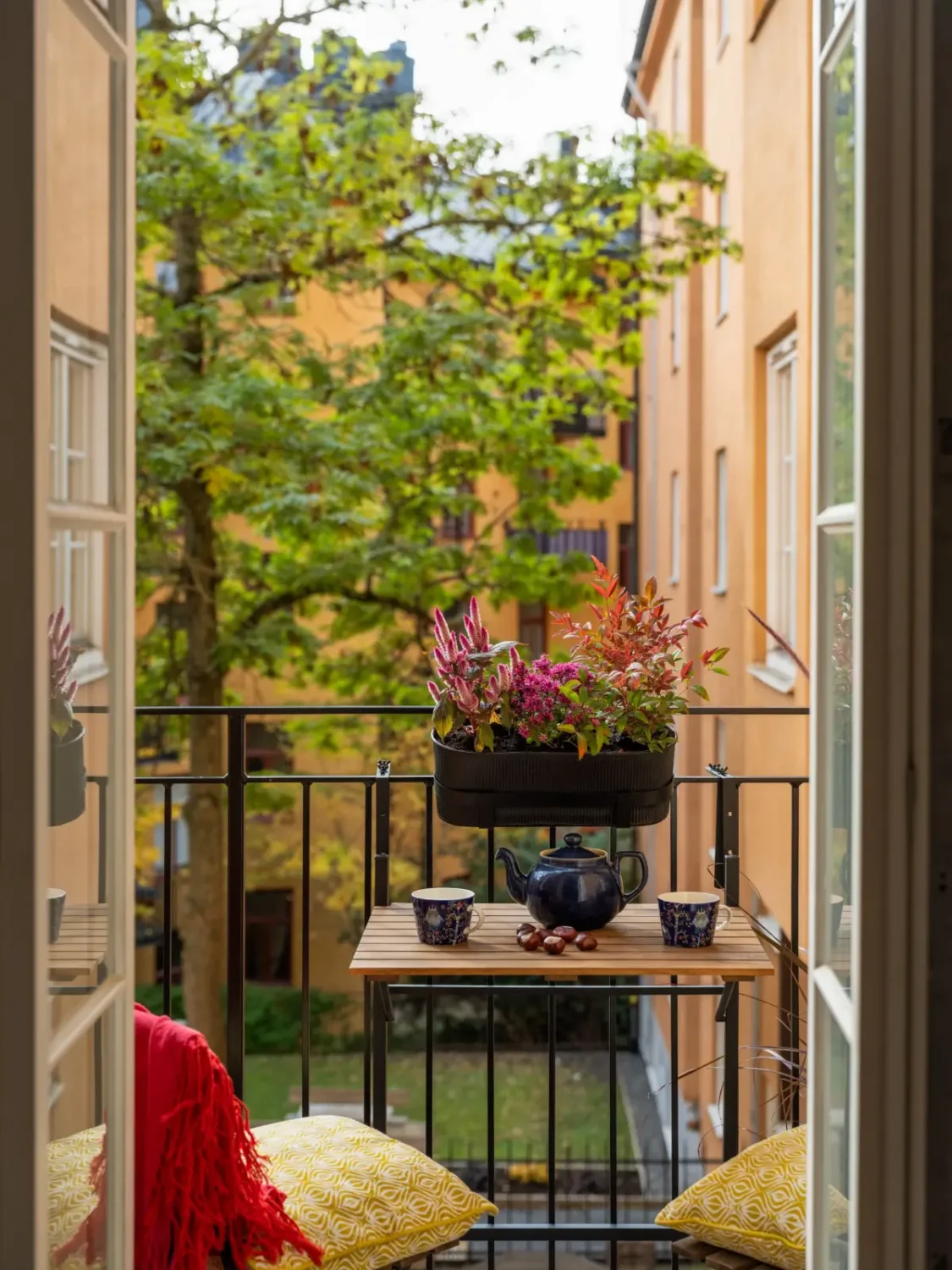 A Spacious Four-Bedroom Family Apartment in Stockholm 34 spacious-1920s-family-apartment-stockholm-nordroom4