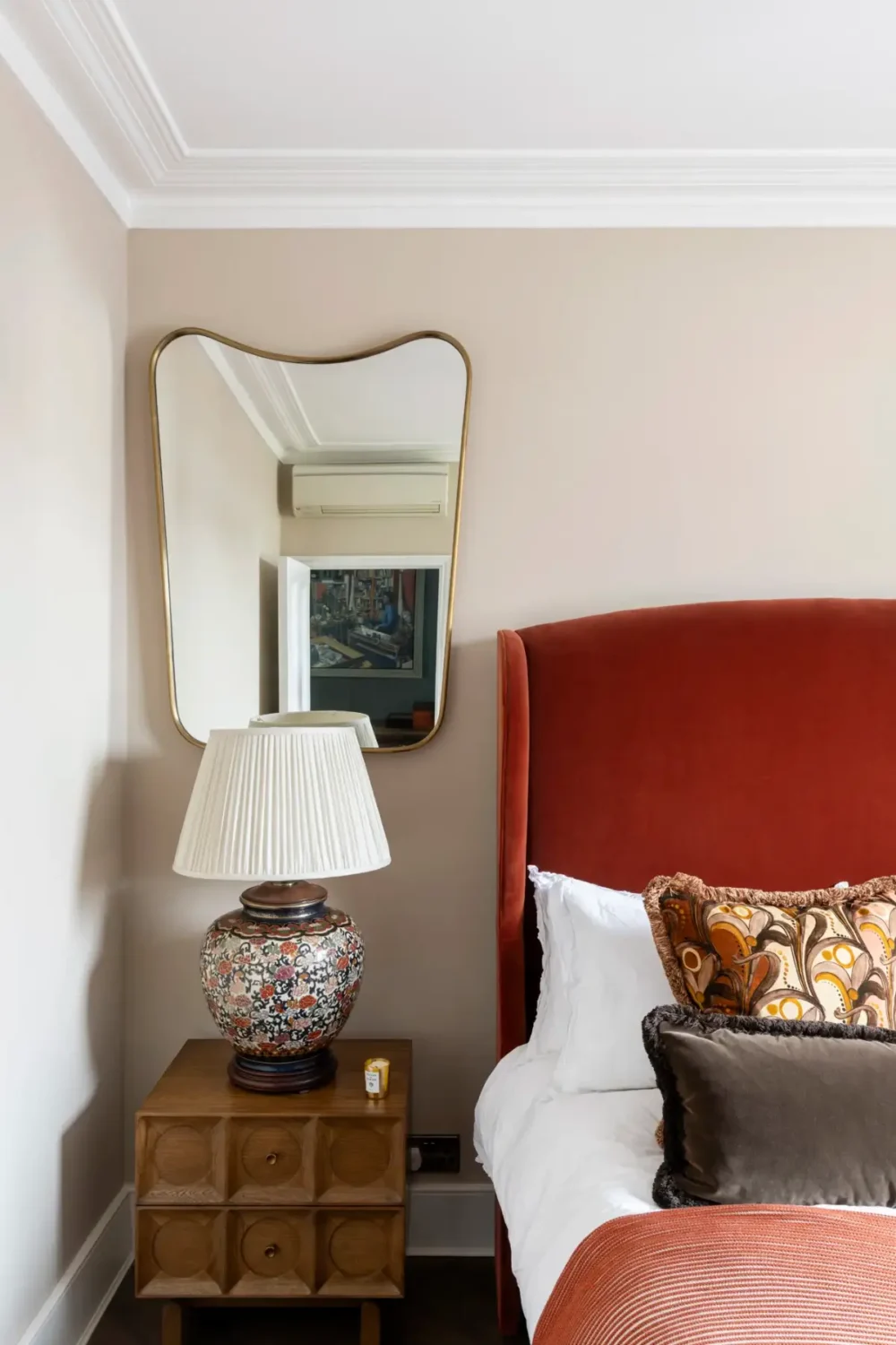 Contrasting Colors in an Elegant Notting Hill Townhouse 22 stylish-notting-hill-townhouse21