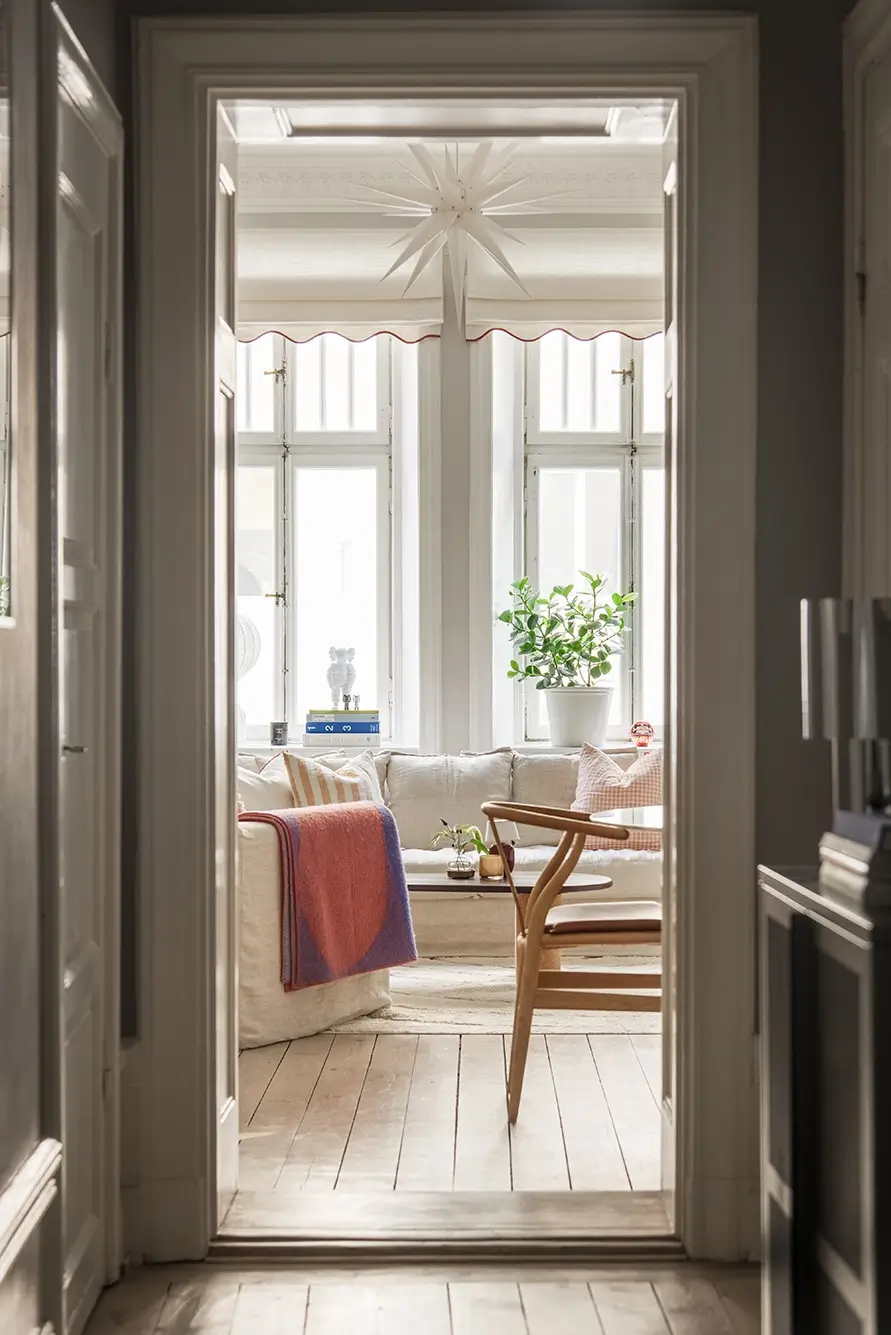 Period Features and a Pink Bedroom in a Turn-of-the-Century Apartment 13 turn-of-the-century-apartment-pink-bedroom