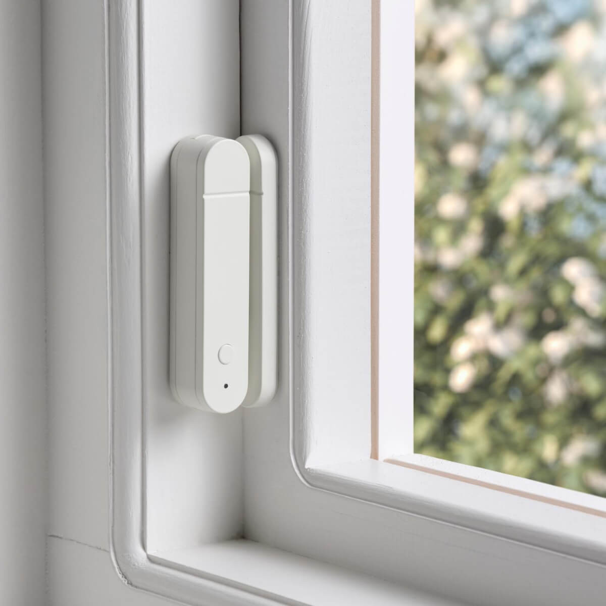 IKEA Unveils 21 New Smart Home Products Compatible with Matter 5 vid-ett-foenster-sitter-en-sensor-som-kaenner-av-naer-foenst-3c54cc7b697b56d515b4789e38de6ff4