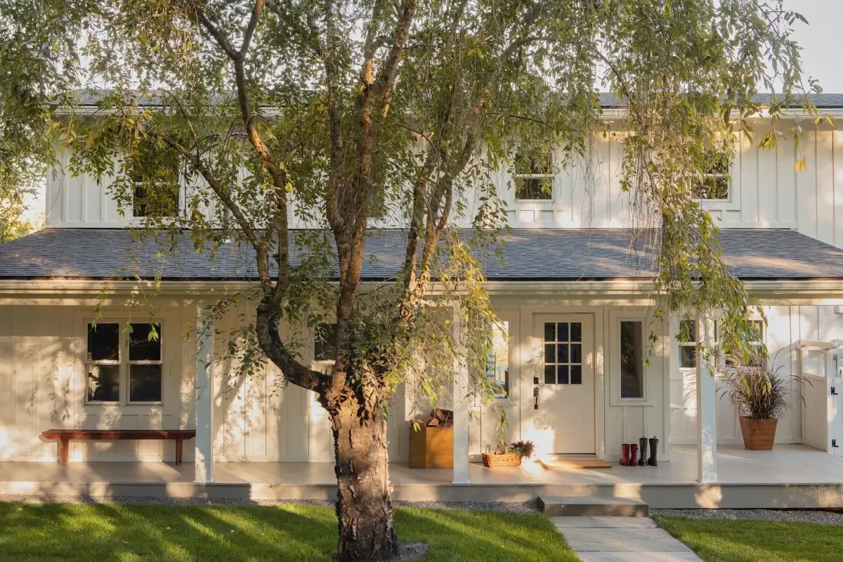 A Renovated Mid-Century Retreat in the Hudson Valley 2 late-1940s-renovated-cottage-new-york