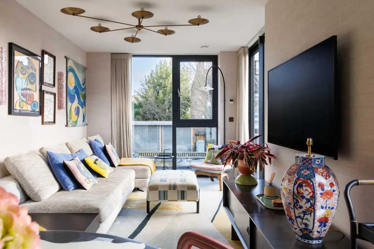 A Colorful Modern London Apartment with Silk Wallpapers 2 colorful-furniture-decor-modern-london-apartment-nordroom