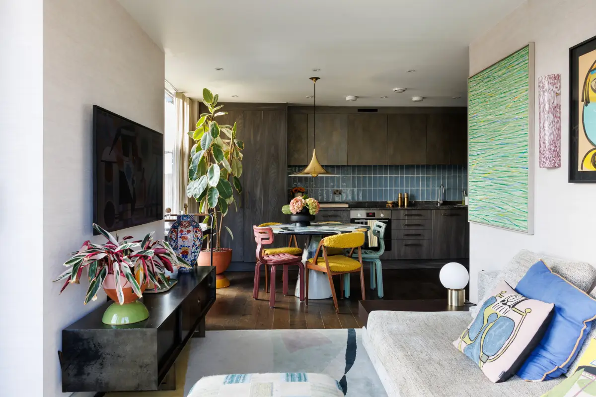 A Colorful Modern London Apartment with Silk Wallpapers 6 colorful-furniture-decor-modern-london-apartment-nordroom