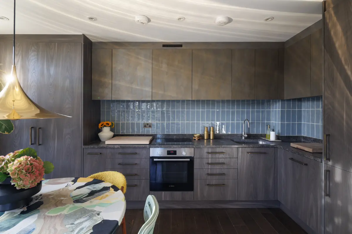 A Colorful Modern London Apartment with Silk Wallpapers 10 colorful-furniture-decor-modern-london-apartment-nordroom