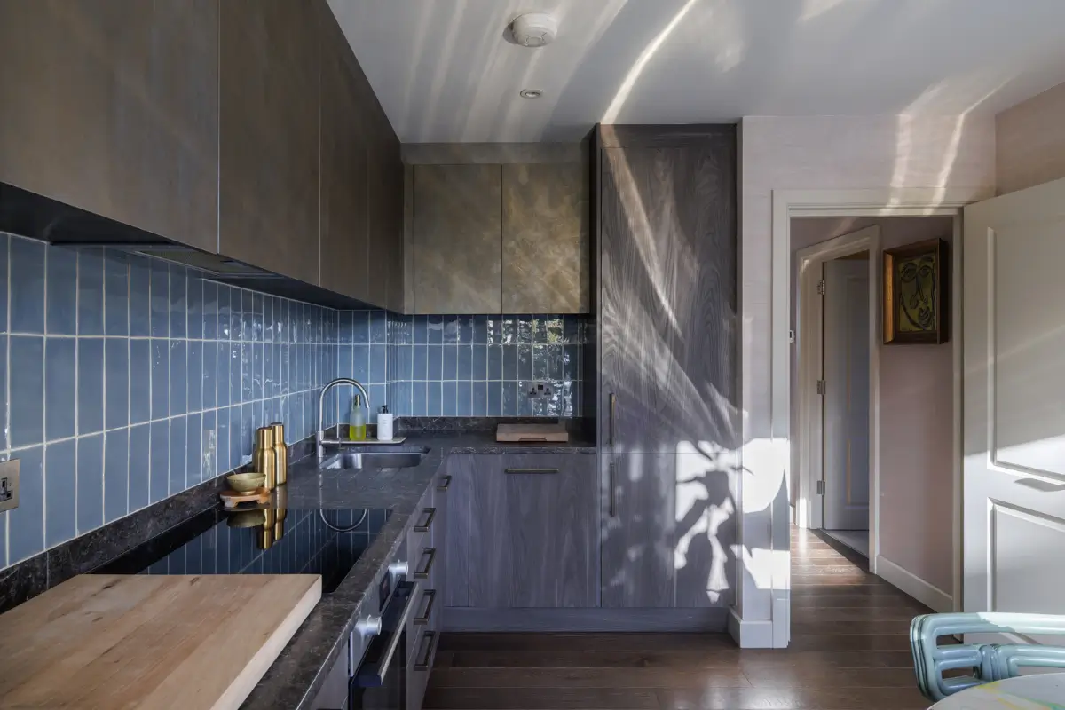 A Colorful Modern London Apartment with Silk Wallpapers 11 colorful-furniture-decor-modern-london-apartment-nordroom