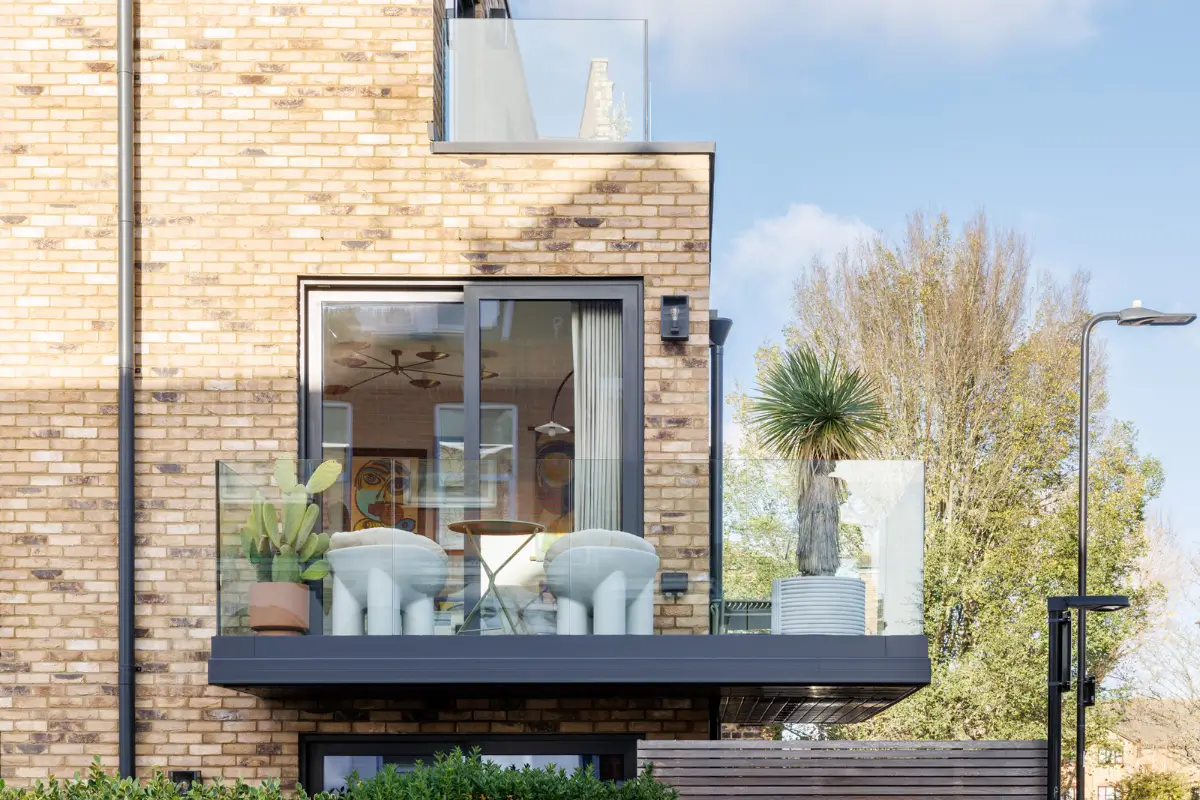 A Colorful Modern London Apartment with Silk Wallpapers 5 colorful-furniture-decor-modern-london-apartment-nordroom