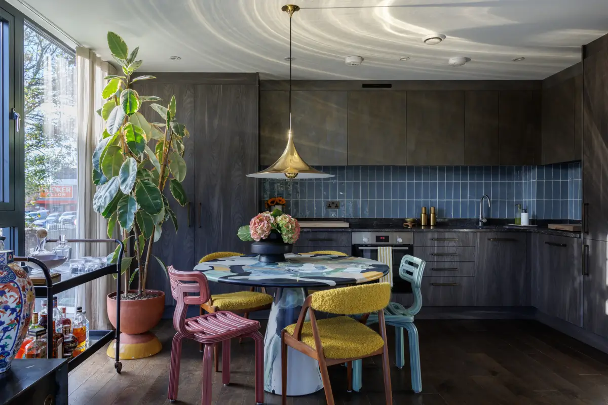 A Colorful Modern London Apartment with Silk Wallpapers 7 colorful-furniture-decor-modern-london-apartment-nordroom