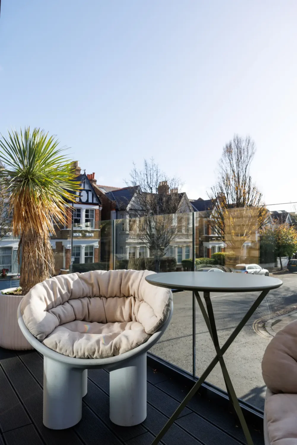 A Colorful Modern London Apartment with Silk Wallpapers 4 colorful-furniture-decor-modern-london-apartment-nordroom