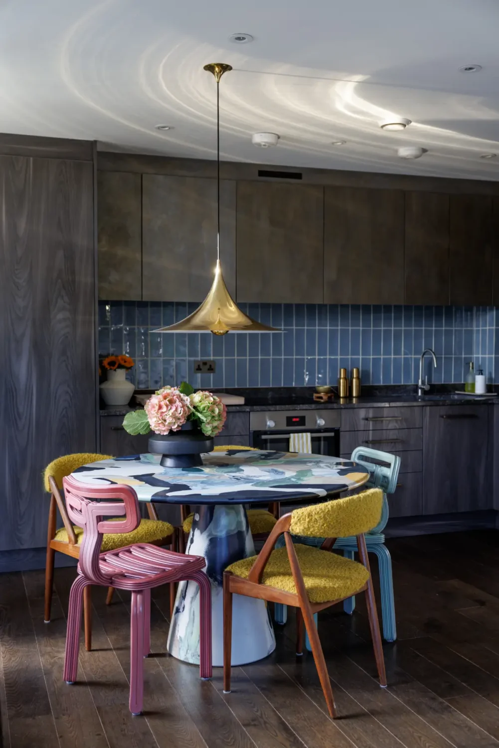 A Colorful Modern London Apartment with Silk Wallpapers 8 colorful-furniture-decor-modern-london-apartment-nordroom