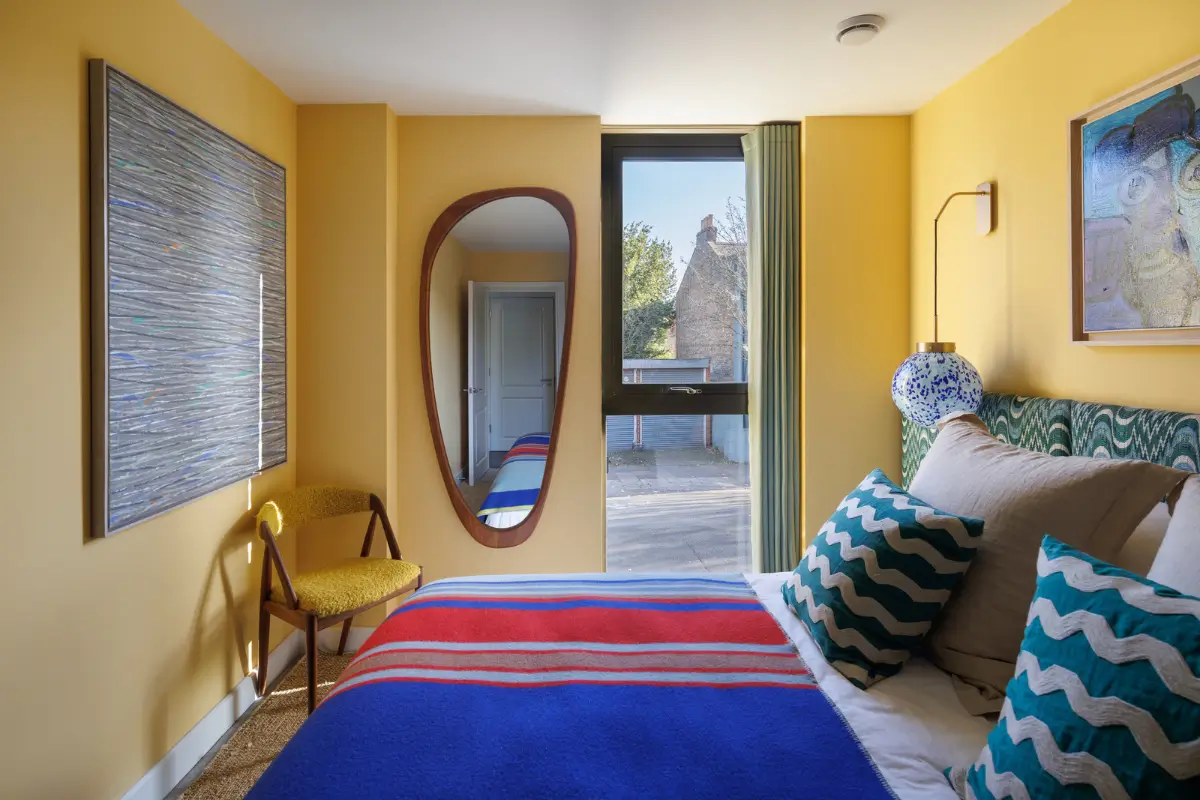 A Colorful Modern London Apartment with Silk Wallpapers 15 colorful-furniture-decor-modern-london-apartment-nordroom