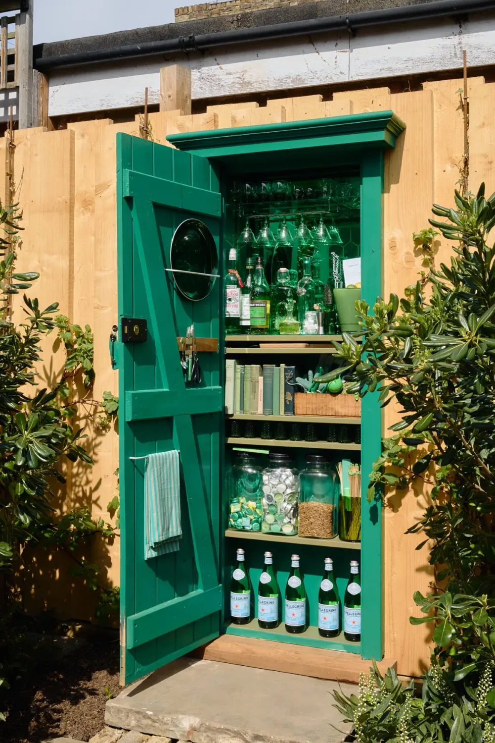 A Playfully Renovated Neo-Jacobean Villa in London 22 colorful-neo-jacobean-villa-london-nordroom