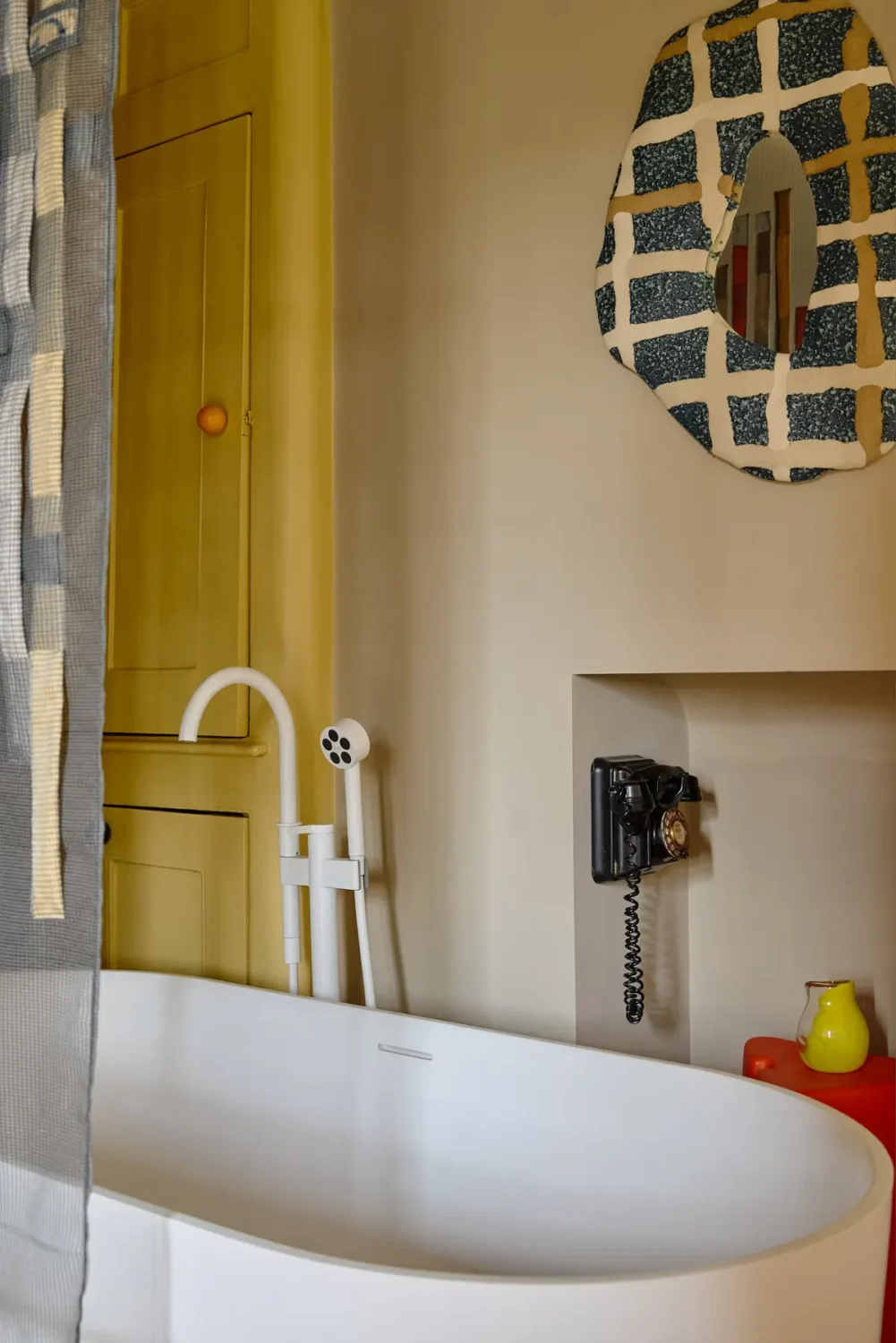 A Playfully Renovated Neo-Jacobean Villa in London 37 colorful-neo-jacobean-villa-london-nordroom