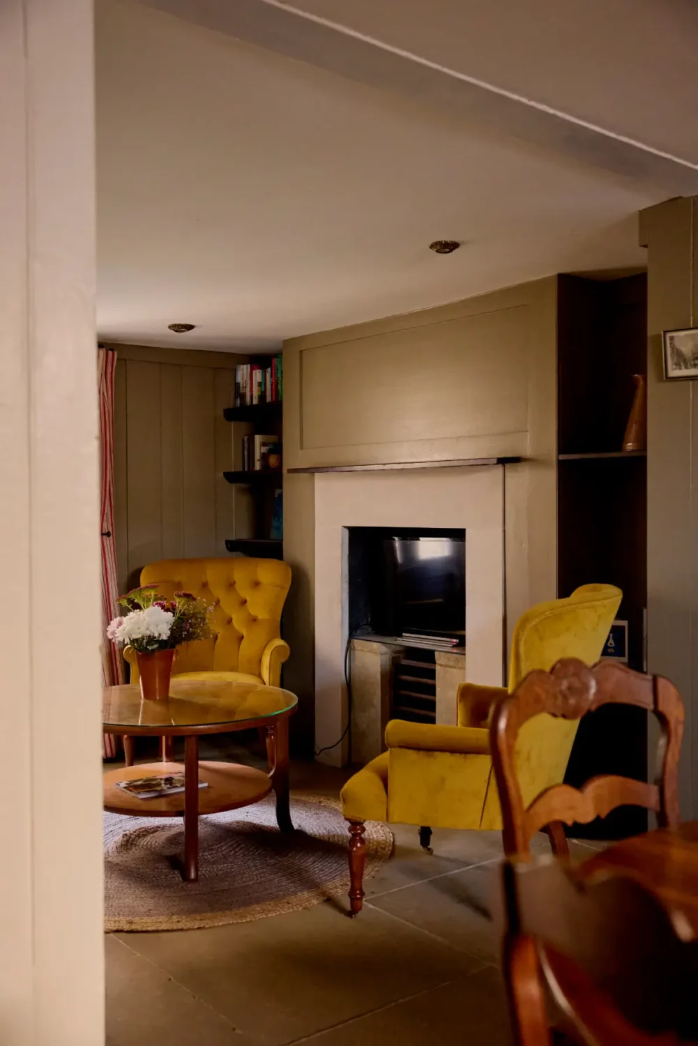 Restored Period Features and a Muted Color Palette in a London Home 2 georgian-townhouse-in-london-with-period-features-muted-colors-nordroom13