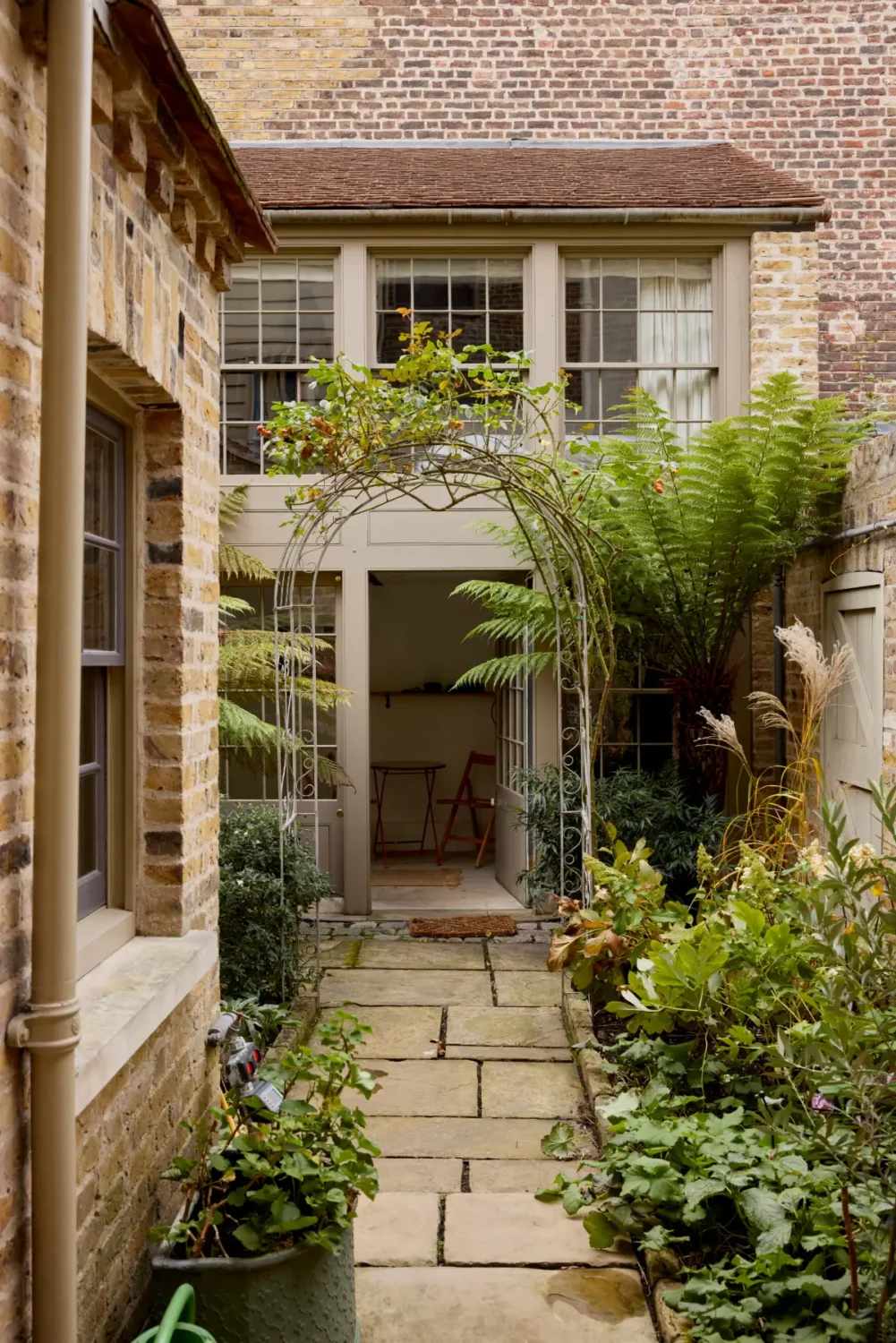 Restored Period Features and a Muted Color Palette in a London Home 24 georgian-townhouse-in-london-with-period-features-muted-colors-nordroom21