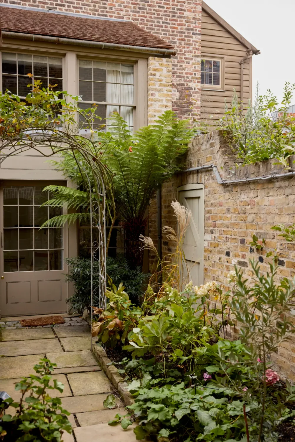 Restored Period Features and a Muted Color Palette in a London Home 23 georgian-townhouse-in-london-with-period-features-muted-colors-nordroom4