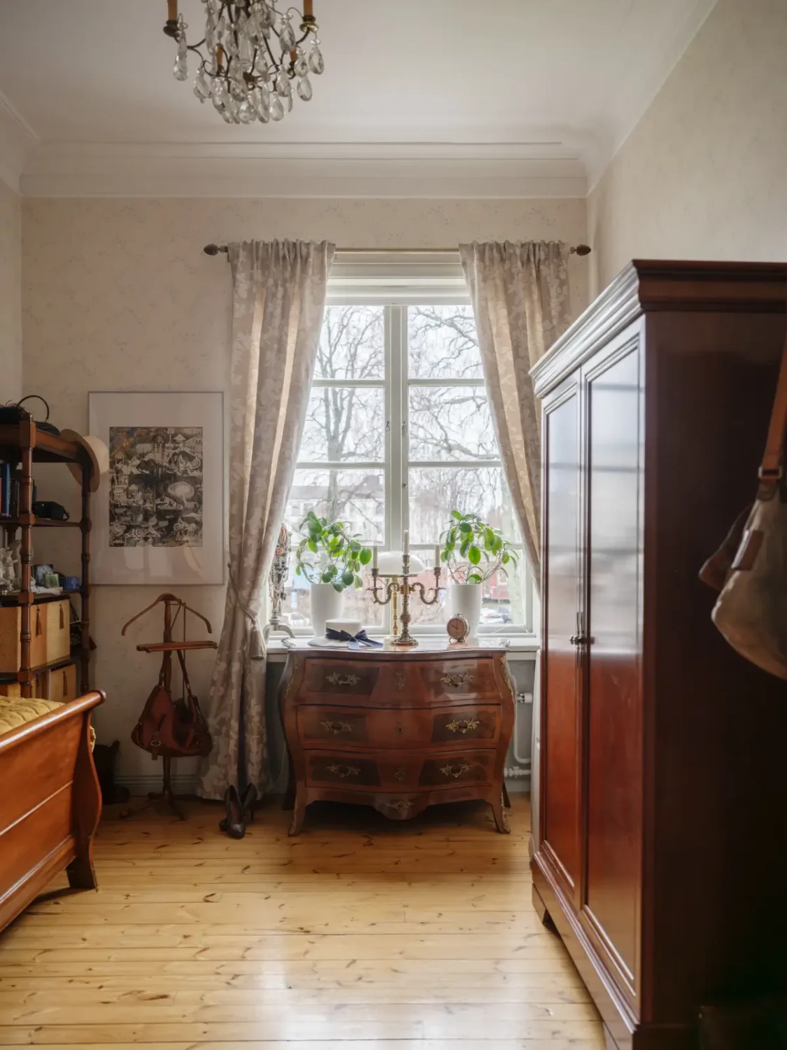 A Grand, Historic Swedish Apartment with Preserved Period Features 36 grand-historic-swedish-apartment-antiques-christmas-decor-nordroom