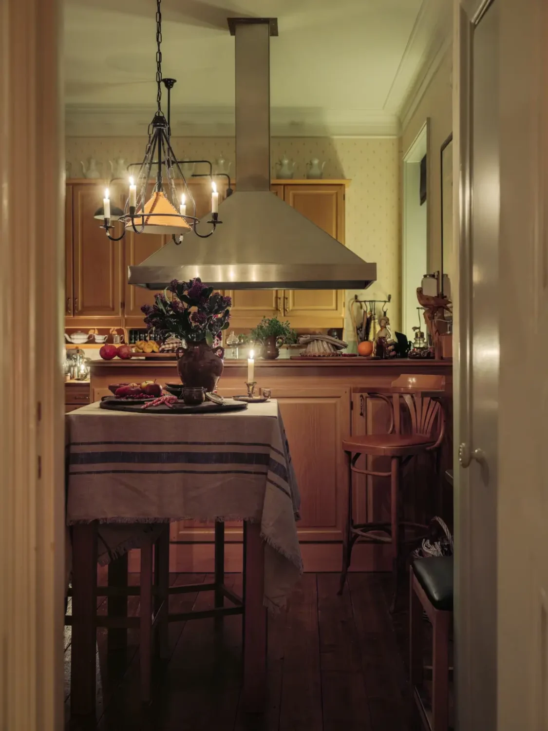 A Grand, Historic Swedish Apartment with Preserved Period Features 8 grand-historic-swedish-apartment-antiques-christmas-decor-nordroom