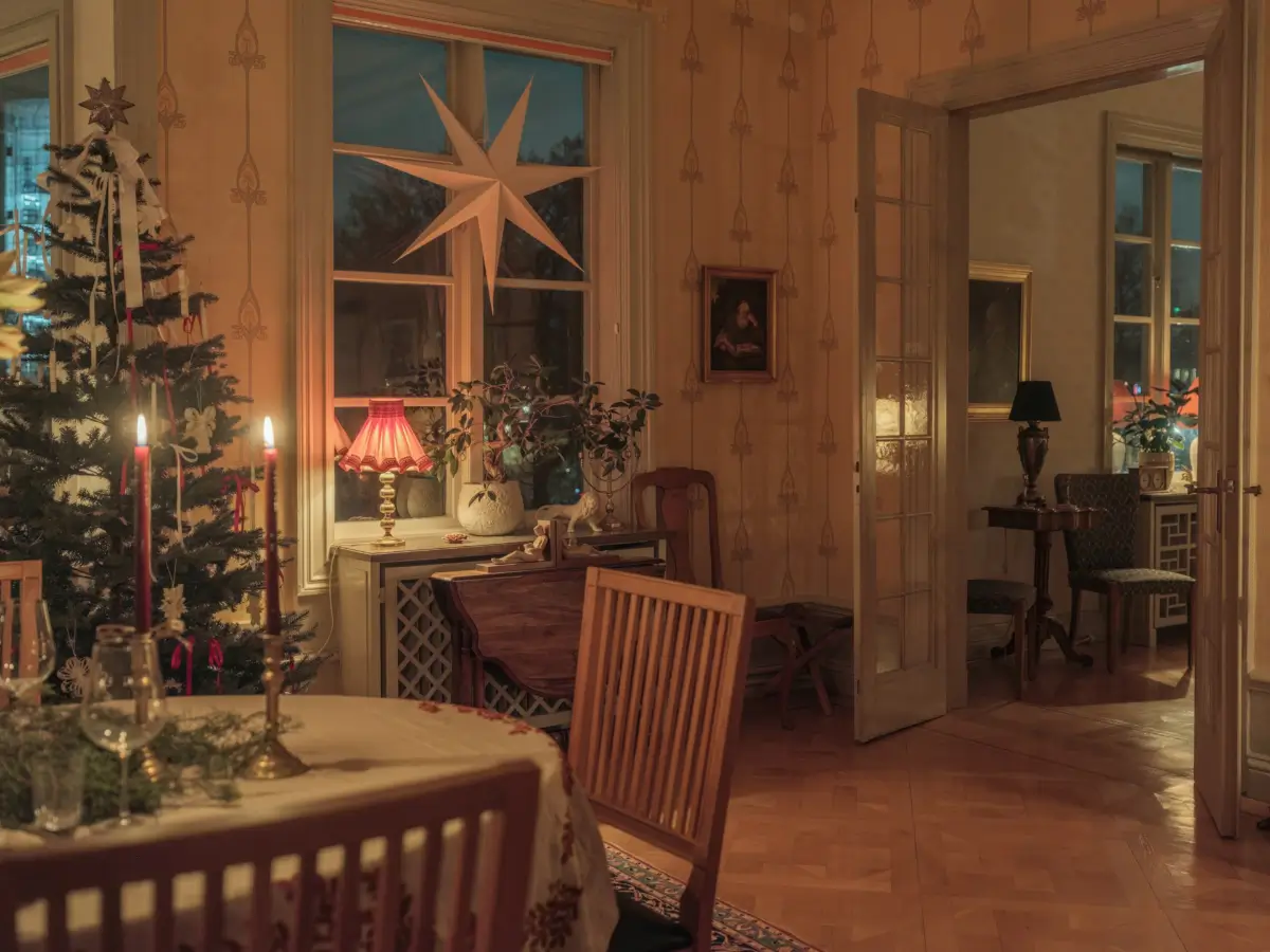 A Grand, Historic Swedish Apartment with Preserved Period Features 4 grand-historic-swedish-apartment-antiques-christmas-decor-nordroom