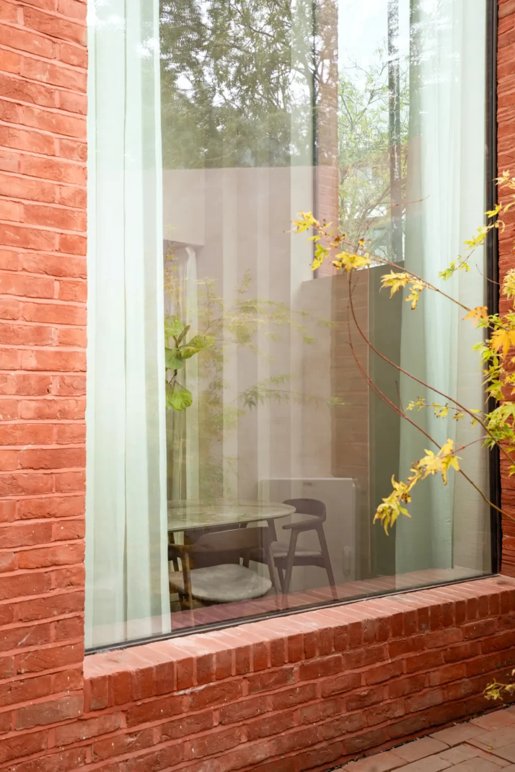 A Modern North London Brick House with Sculptural Interiors 13 heathpoint-house-london