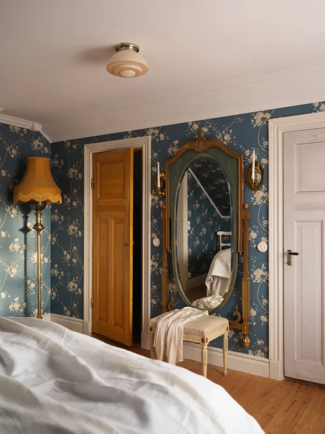 Preserved Details and Wallpapers in a Warm 19th-Century Country Home 40 historic-character-beautiful-renovated-19th-century-country-house-sweden-nordroom