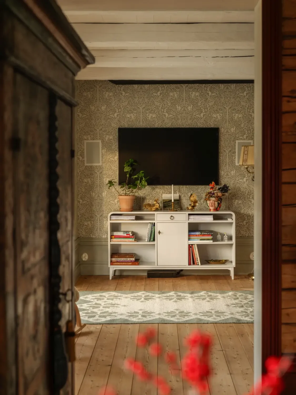 Preserved Details and Wallpapers in a Warm 19th-Century Country Home 17 historic-character-beautiful-renovated-19th-century-country-house-sweden-nordroom