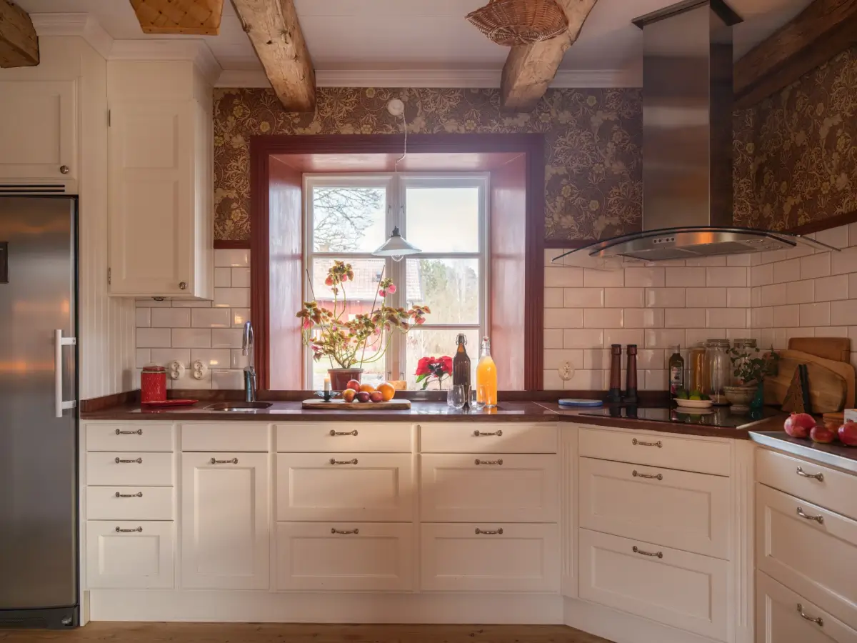 Preserved Details and Wallpapers in a Warm 19th-Century Country Home 6 historic-character-beautiful-renovated-19th-century-country-house-sweden-nordroom