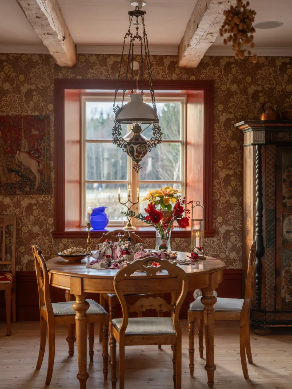Preserved Details and Wallpapers in a Warm 19th-Century Country Home 10 historic-character-beautiful-renovated-19th-century-country-house-sweden-nordroom