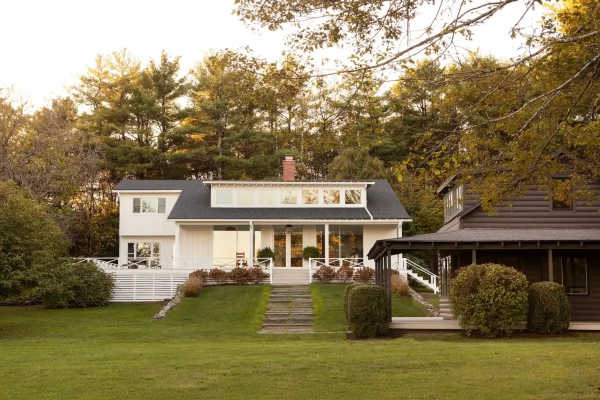 A Renovated Mid-Century Retreat in the Hudson Valley 1 late-1940s-renovated-cottage-new-york