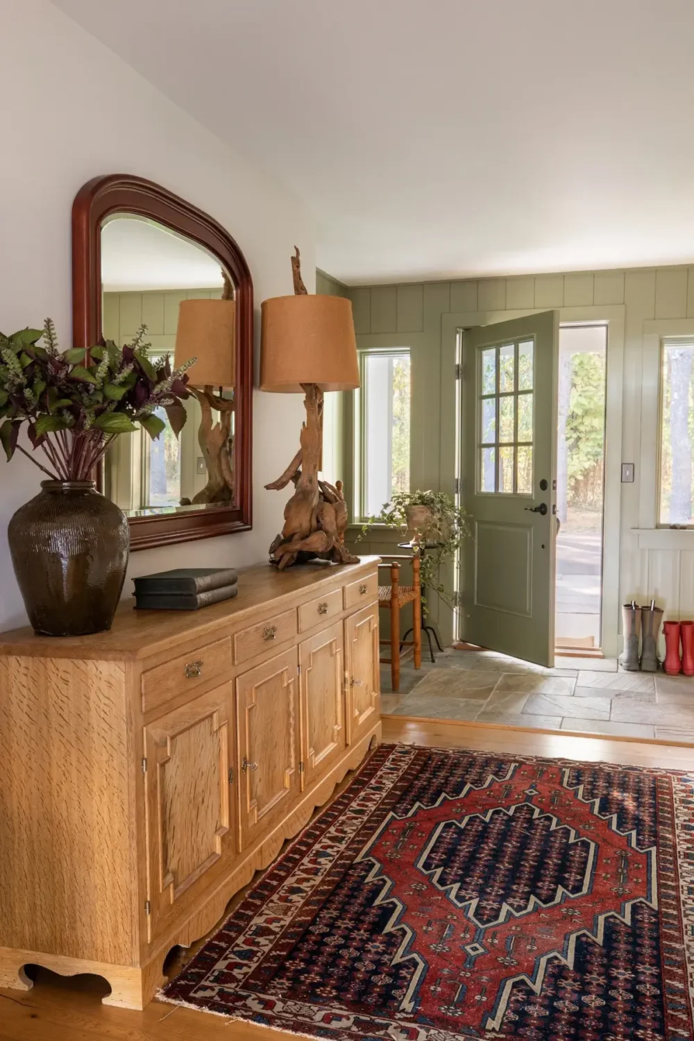 A Renovated Mid-Century Retreat in the Hudson Valley 3 late-1940s-renovated-cottage-new-york