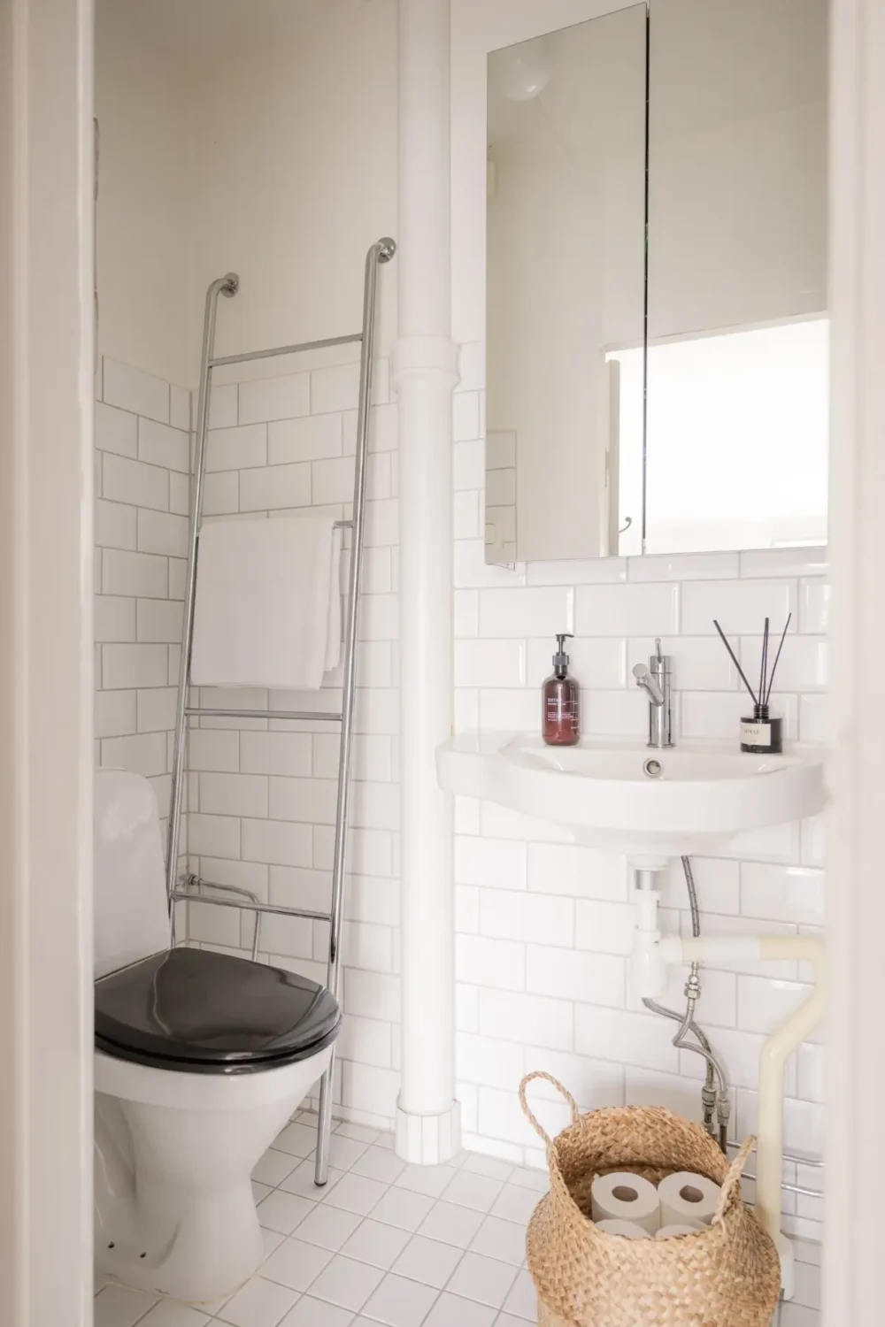 A Minimalistic and Spacious Scandinavian 1930s Villa 23 minimalistic-swedish-villa-nordroom