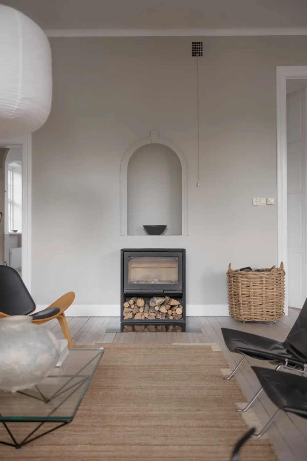 A Minimalistic and Spacious Scandinavian 1930s Villa 10 minimalistic-swedish-villa-nordroom