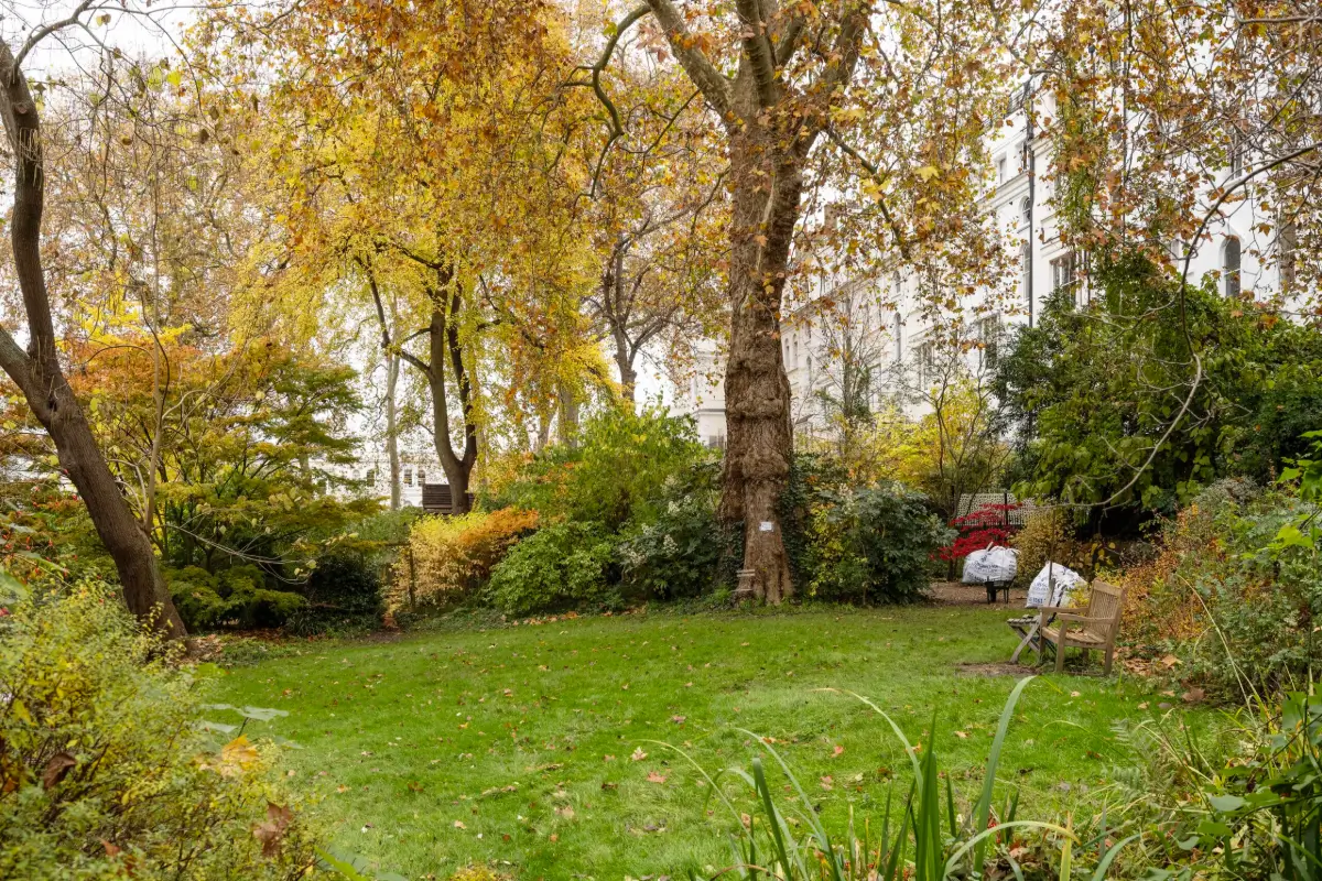 A Bright, Blush Pink Garden Apartment in Notting Hill 15 notting-hill-apartment14