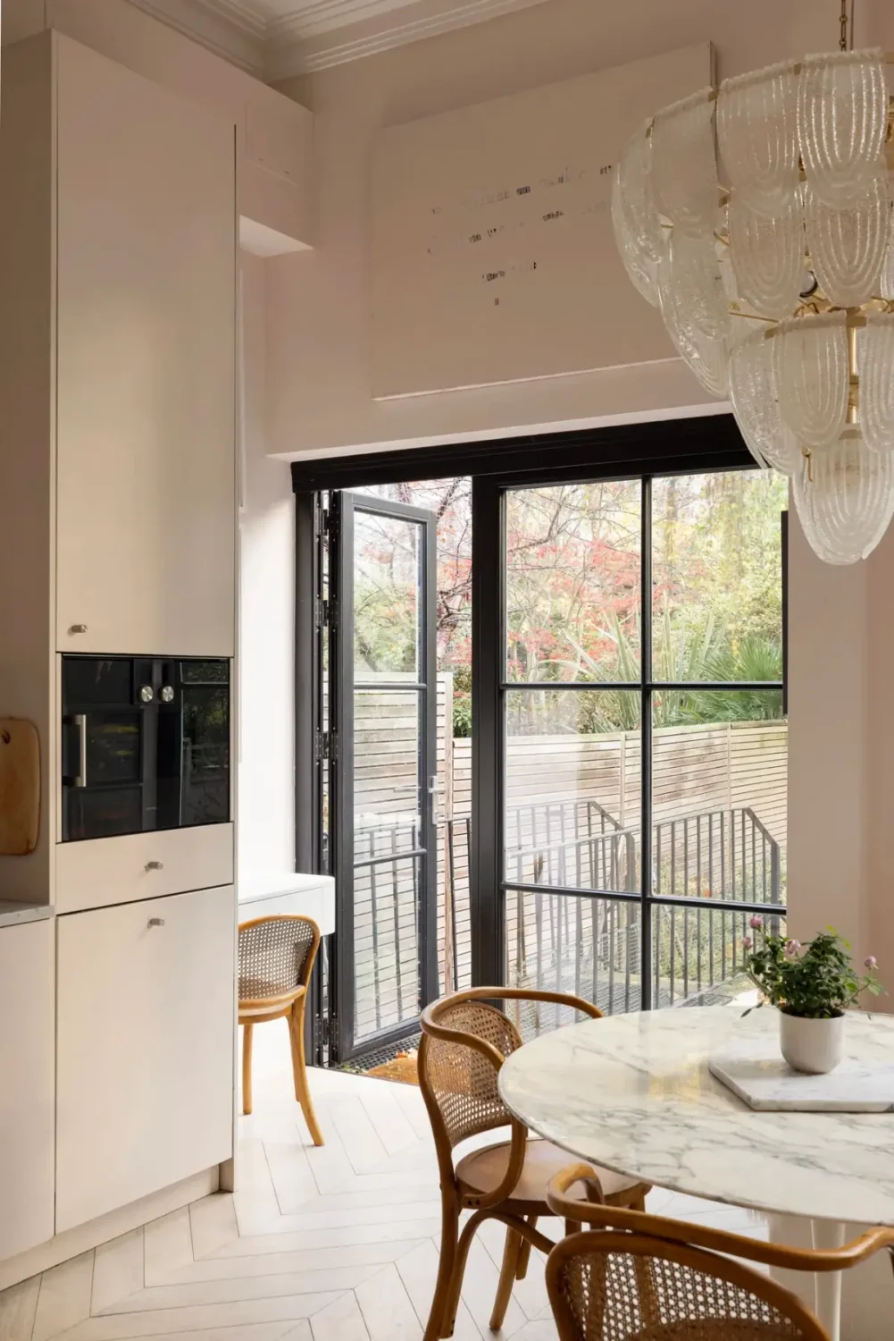 A Bright, Blush Pink Garden Apartment in Notting Hill 8 notting-hill-apartment7