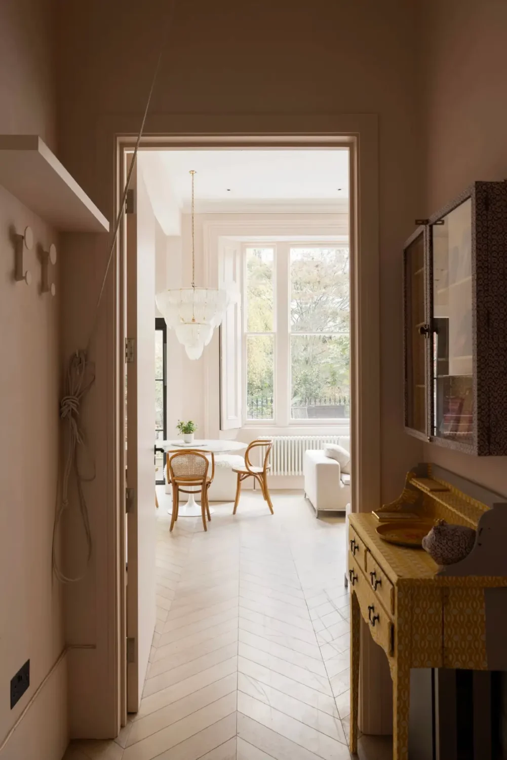 A Bright, Blush Pink Garden Apartment in Notting Hill 10 notting-hill-apartment9