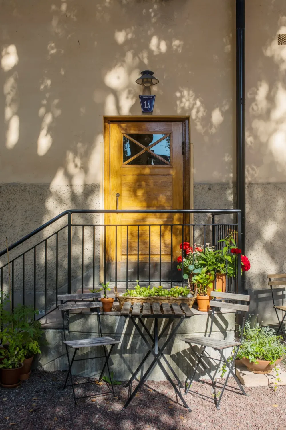 Period Character and William Morris Wallpaper in a Romantic Stockholm Apartment 34 romantic vintage apartment period details wallpaper stockholm nordroom Period Character and William Morris Wallpaper in a Romantic Stockholm Apartment