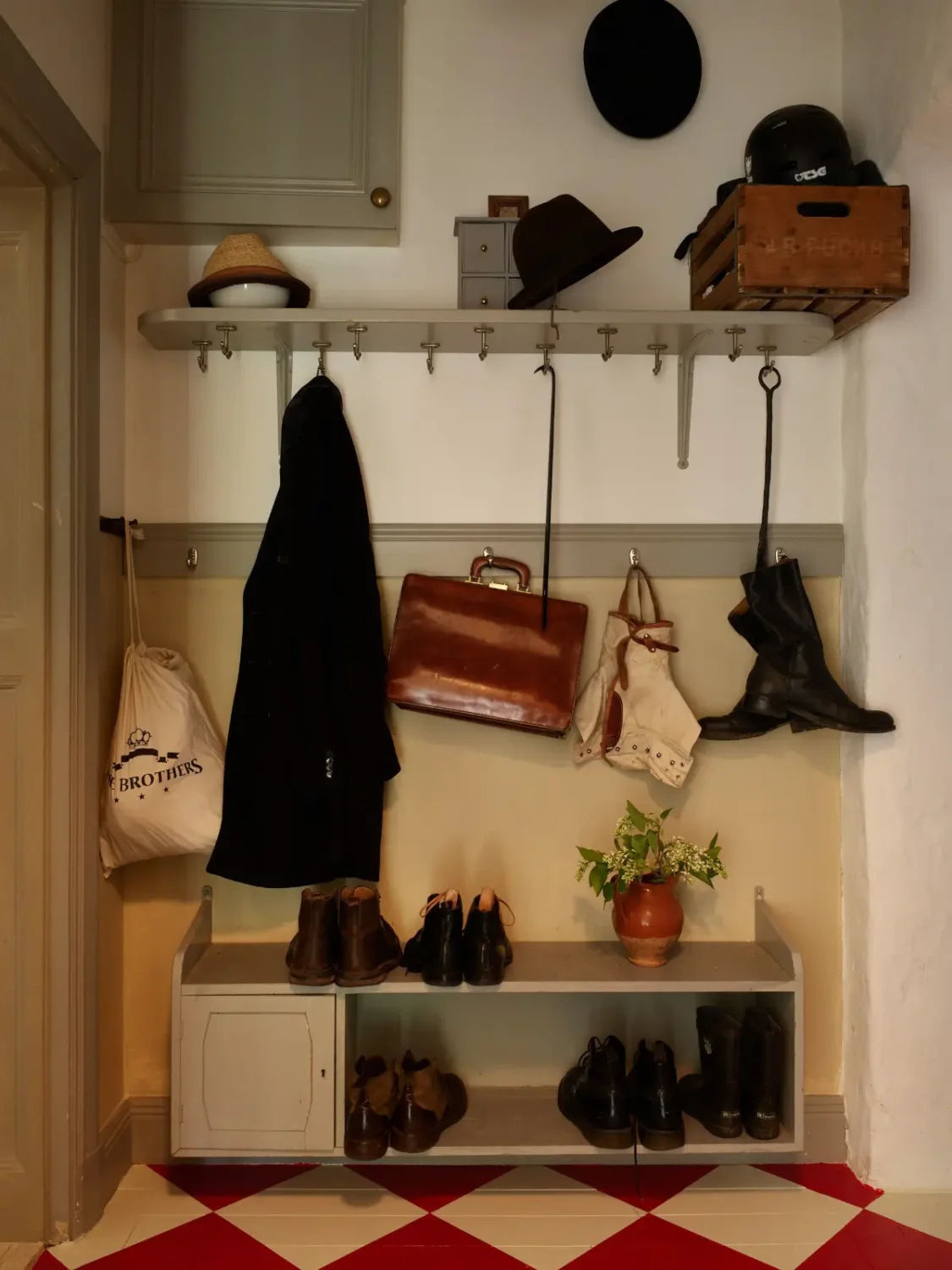 Period Character and William Morris Wallpaper in a Romantic Stockholm Apartment 33 romantic-vintage-apartment-period-details-wallpaper-stockholm-nordroom