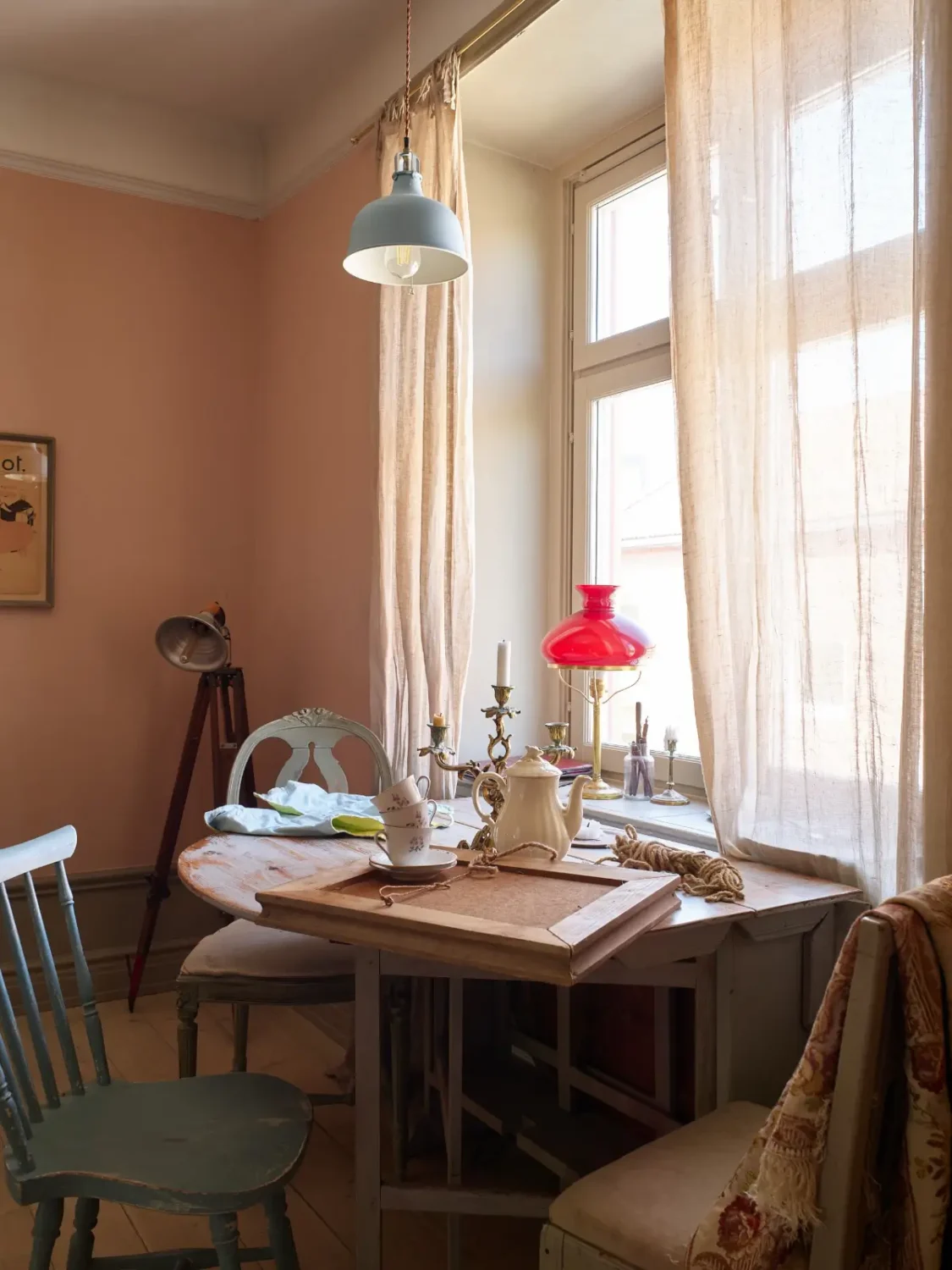 Period Character and William Morris Wallpaper in a Romantic Stockholm Apartment 14 romantic-vintage-apartment-period-details-wallpaper-stockholm-nordroom