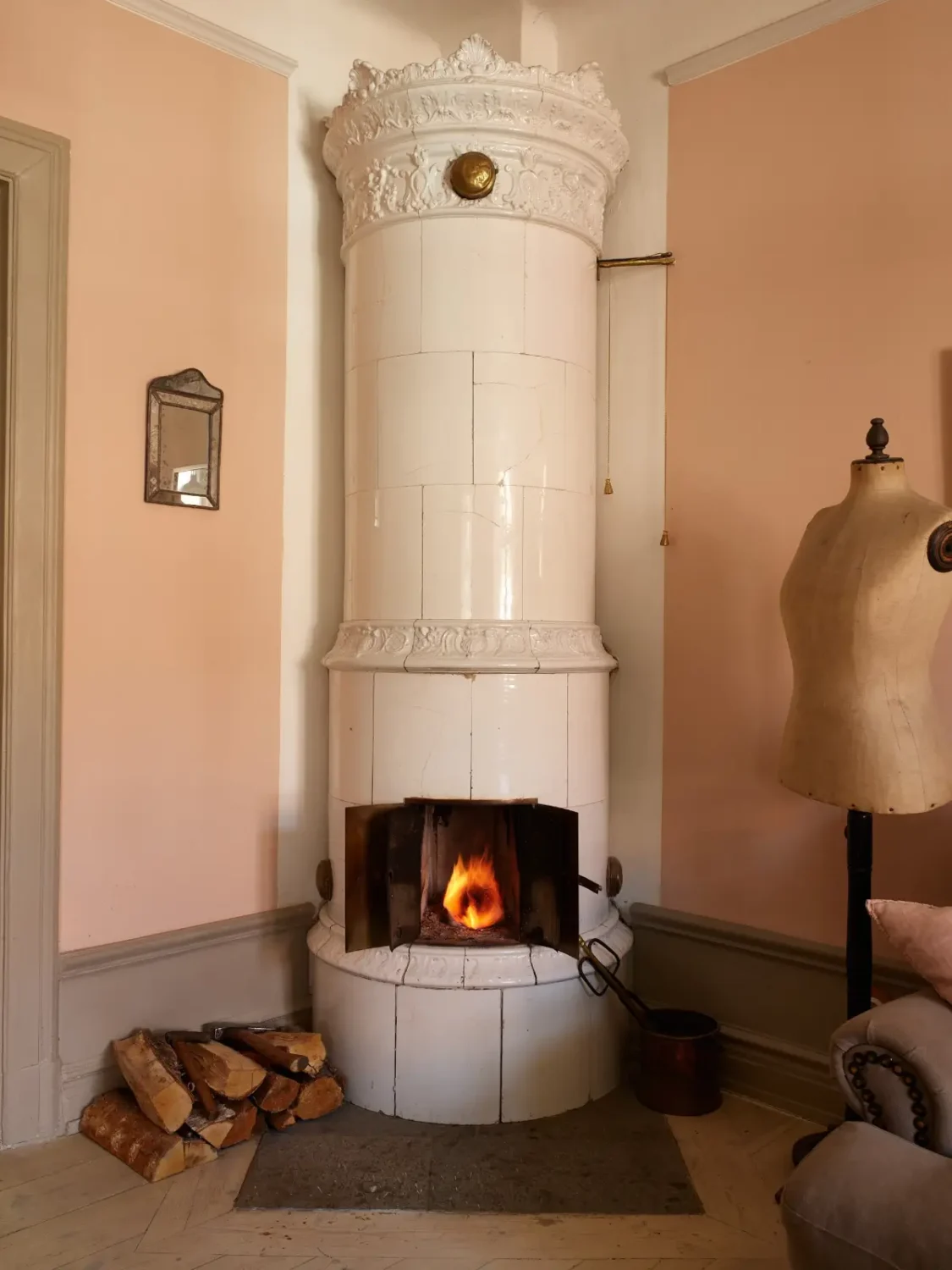 Period Character and William Morris Wallpaper in a Romantic Stockholm Apartment 12 romantic-vintage-apartment-period-details-wallpaper-stockholm-nordroom