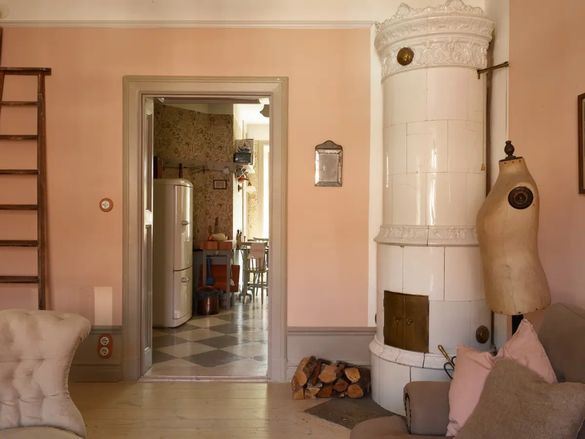 Period Character and William Morris Wallpaper in a Romantic Stockholm Apartment 11 romantic-vintage-apartment-period-details-wallpaper-stockholm-nordroom