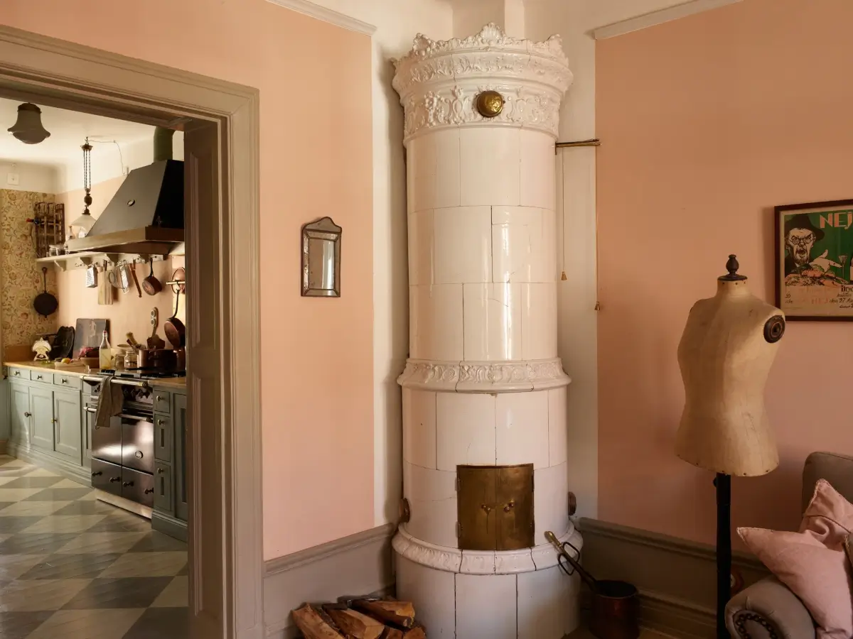 Period Character and William Morris Wallpaper in a Romantic Stockholm Apartment 10 romantic-vintage-apartment-period-details-wallpaper-stockholm-nordroom