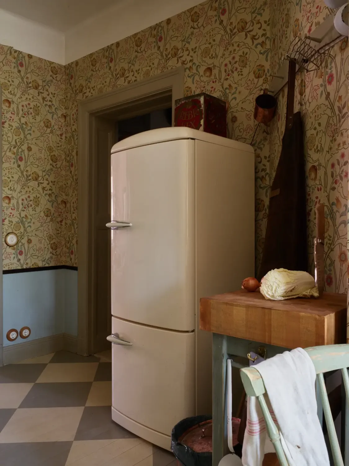 Period Character and William Morris Wallpaper in a Romantic Stockholm Apartment 9 romantic-vintage-apartment-period-details-wallpaper-stockholm-nordroom